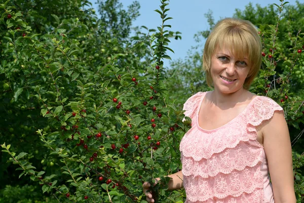 Retrato da mulher de anos médios no pomar de cereja — Fotografia de Stock
