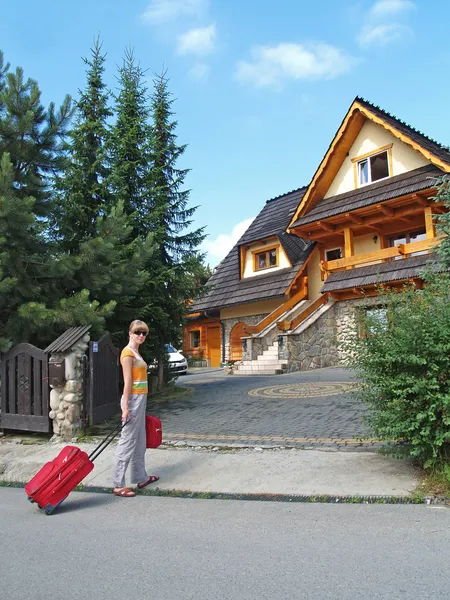 The tourist goes to a country house to Zakopane, Poland — Stock Photo, Image