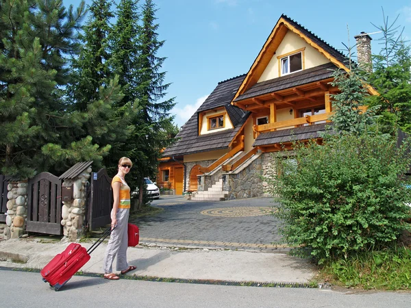 O turista vai a uma casa de campo para Zakopane, Polônia — Fotografia de Stock