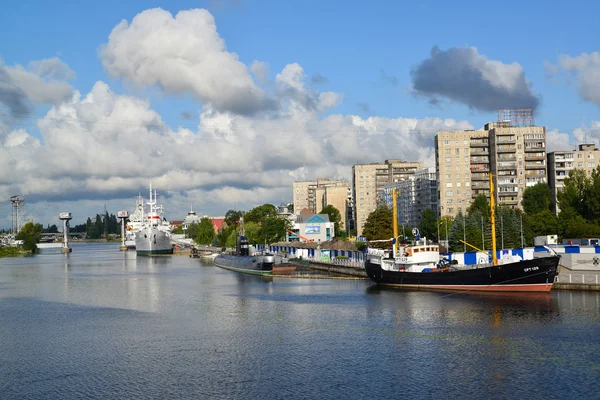 Kaliningrad. statki w Piotr wielki nasyp — Zdjęcie stockowe