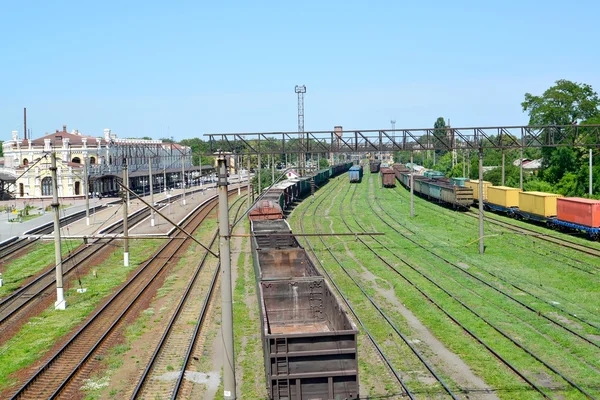 Kazatin, Ucrania. Composiciones de carga en la estación de tren — Foto de Stock