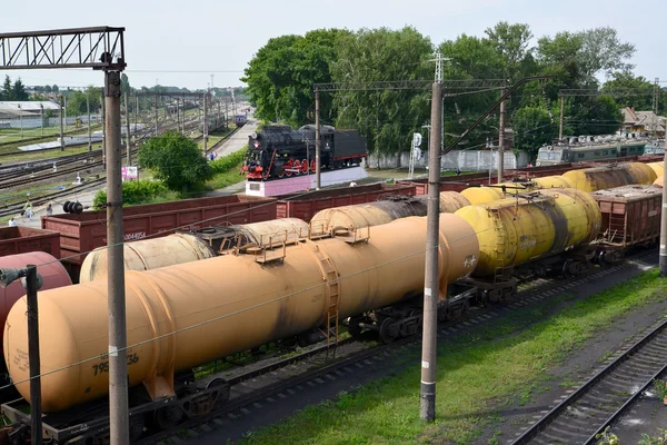 Kazatin, Ucrania. Composiciones de carga en la estación de tren — Foto de Stock