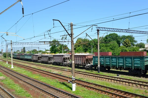 Composiciones de carga en la estación de tren — Foto de Stock