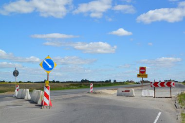 Grup yol işaretleri, engelleri ve yol servis yolu