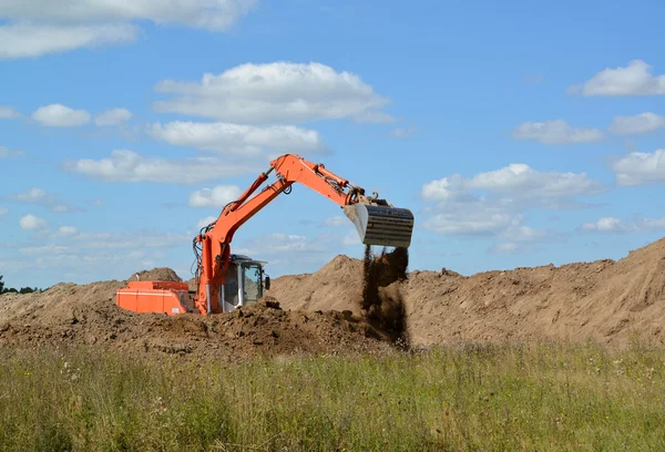 The excavator works at soil relocation — Stock Photo, Image