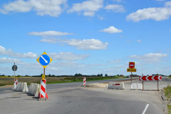 道路標識、障壁および道の回り道のグループ — ストック写真