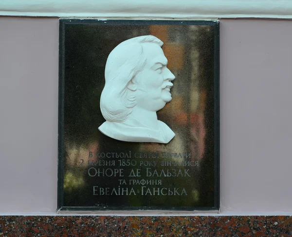 Berdichev, Ukraine. Memorial board about the French writer Honor — Stock Photo, Image