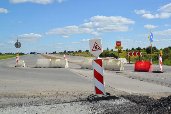 Skupina dopravních značek, bariéry a silniční odbočka — Stock fotografie