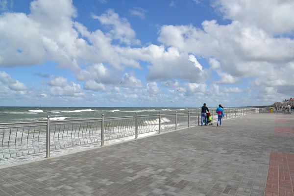 The young family walks on a promenade in the city of Zelenograds — Stock Photo, Image