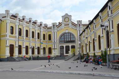 yolcu tren istasyonunda. kazatin, Ukrayna