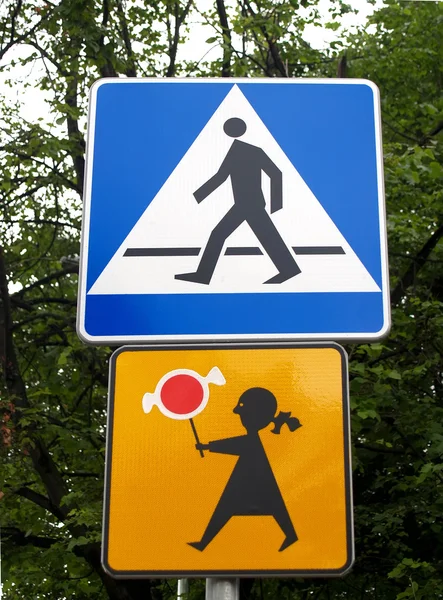 Segnaletica stradale "Crosswalk" e "Attento, bambini" contro i verdi — Foto Stock