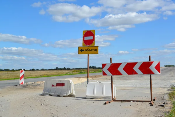Grupo de sinalização rodoviária, barreiras e desvio rodoviário — Fotografia de Stock
