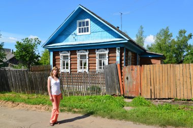 genç bir kadın kırsal Ahşap evin standları