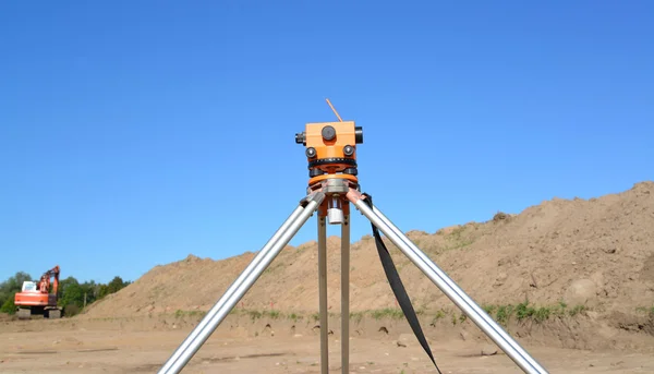 Level against earthwork in archaeological expedition — Stock Photo, Image