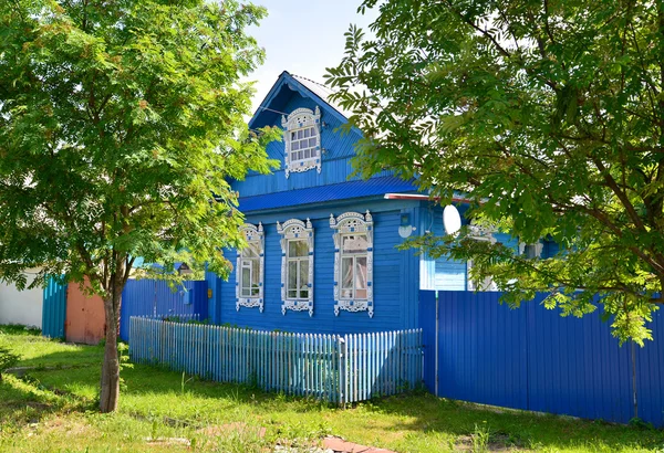 Голубой деревянный сельский дом с резными повязками — стоковое фото