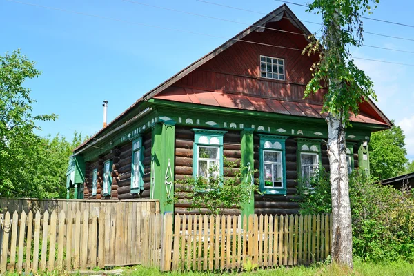 Altes Blockhaus mit geschnitzten Verkleidungsbrettern — Stockfoto