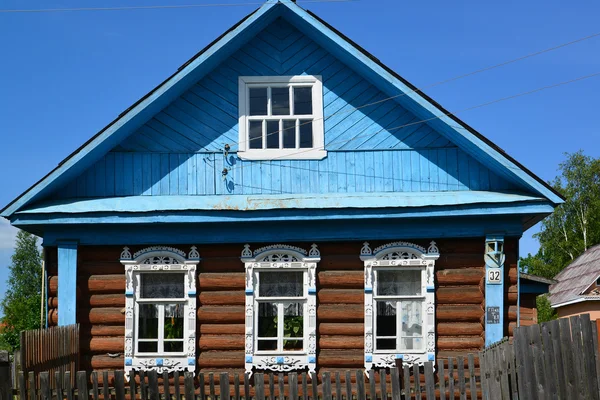 Ancienne maison en rondins avec plateaux sculptés — Photo