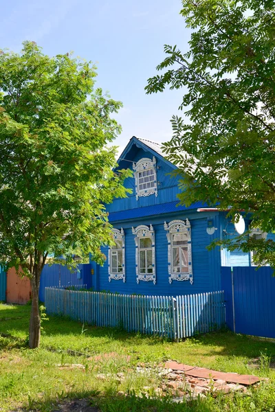 Das blaue ländliche Holzhaus mit geschnitzten Verkleidungsbrettern — Stockfoto