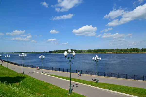 Volzhskaya Embankment in Rybinsk, the top view — Stock Photo, Image