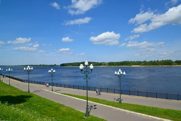 Volzhskaya Dijk in rybinsk, het bovenaanzicht — Stockfoto