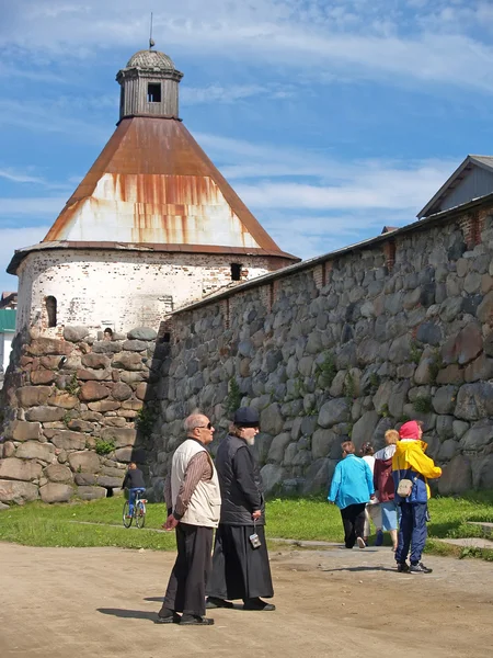 Pilgrimer stå nära ett torn av klostret solovki — Stockfoto