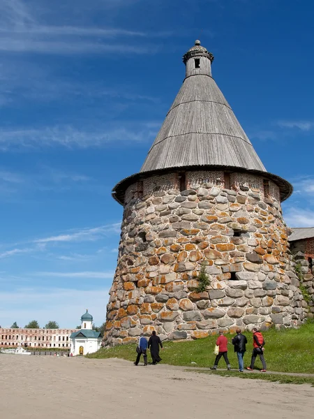 Προσκυνητές περνάνε από έναν πύργο της Μονής solovki — Φωτογραφία Αρχείου