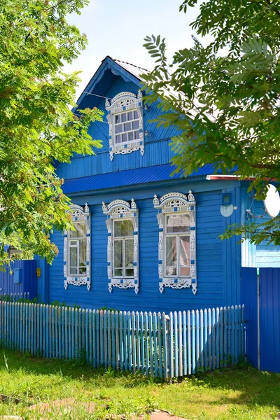 Oymalı Ahşap europanel ile mavi ahşap kırsal ev — Stok fotoğraf