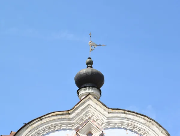 Rybinsk. decoratieve windwijzer op een koepel van het oude gebouw — Stockfoto