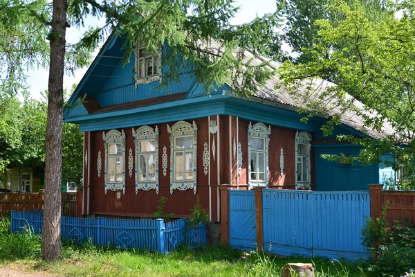 Det gamla trähuset med snidade dörrramar — Stockfoto