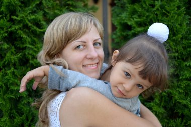 küçük kızı (th odaklanmak ile genç bir kadın portresi