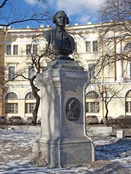 Sint-petersburg. Monument voor m.v.lomonosov (1711-1765) — Stockfoto