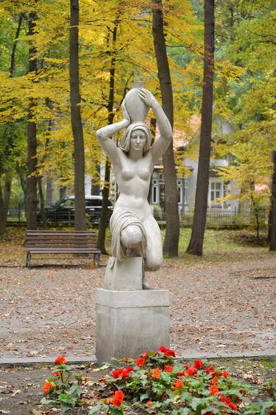 Sculpture "Bearing water" in Svetlogorsk, Russia — Stock Photo, Image