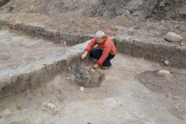 Bayan arkeolog kazı antik cen ile çalışıyor