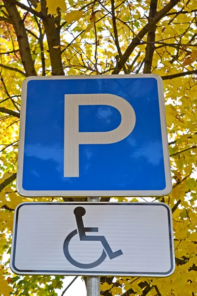 Road sign "A parking lot for drivers of disabled people" — Stock Photo, Image
