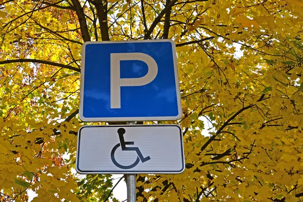 Znak drogowy "parking dla kierowców niepełnosprawnych" — Zdjęcie stockowe