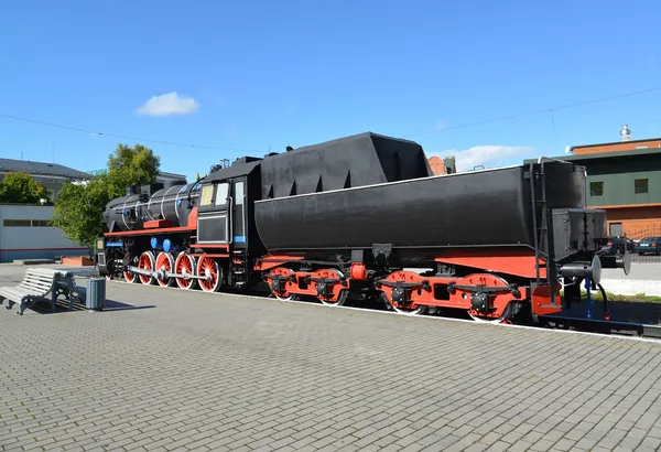 Kaliningrad. de oude Duitse motor op het platform van de ultiem — Stockfoto