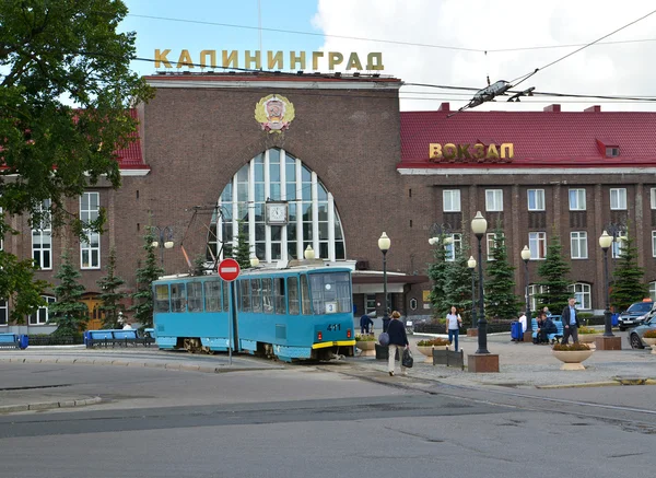 Kaliningrado. Paragem de eléctrico sobre a estação ferroviária do Sul — Fotografia de Stock