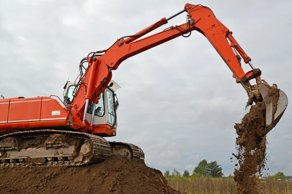 Bagger arbeitet bei Bodenbewegung — Stockfoto