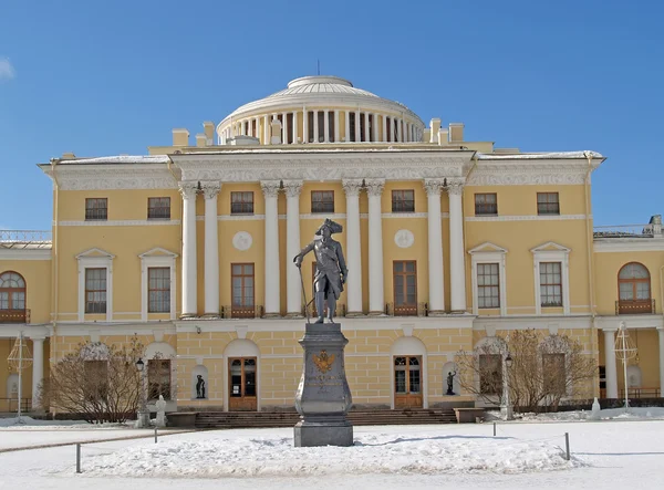 Pavlovsk. Grande palazzo e monumento all'imperatore Pavel I — Foto Stock