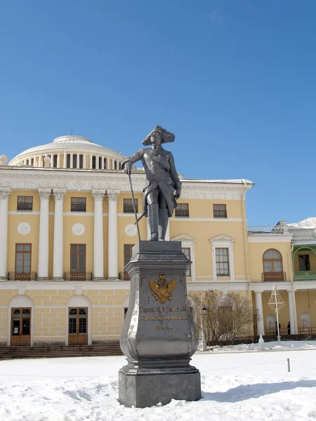 Pavlovsk. Monumento all'imperatore Pavel I davanti al grande palazzo — Foto Stock