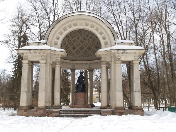 Pavlovsk. Rossi je pavilon ve winter parku — Stockfoto