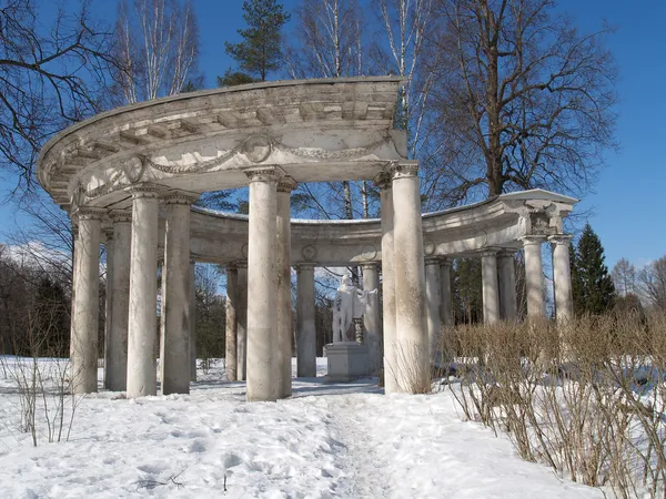パヴロフスク。冬のアポロの列柱 — ストック写真