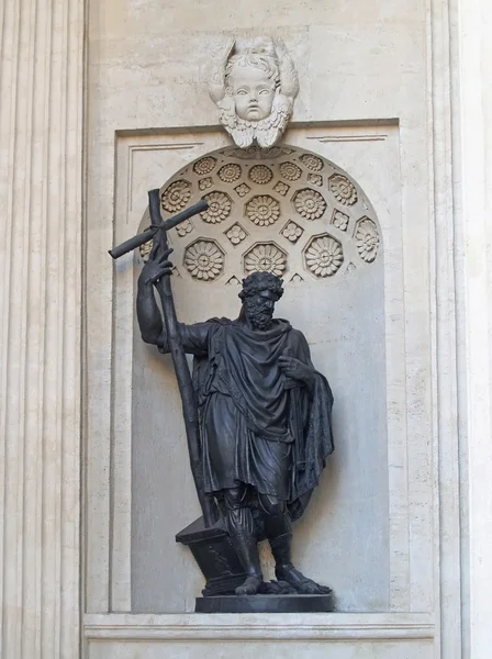 Sint-petersburg. standbeeld van Prins vladimir in een niche van de kaza — Stockfoto