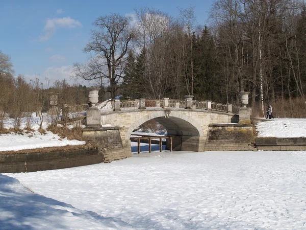 Pavlovsk. Viskontiyev Bridge through the river the Slavyanka — Stock Photo, Image