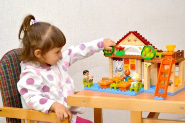 küçük kız lefthander lego ile oynuyor
