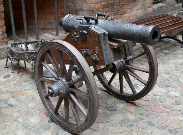 Artillery piece of the XVIII century on a wooden gun carriage — Stock Photo, Image