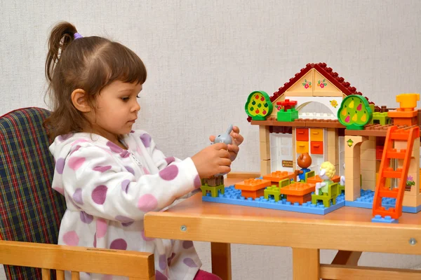 Het kleine meisje speelt met lego — Stockfoto