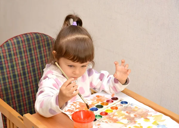 Drawing. The little girl washes a brush — Stock Photo, Image