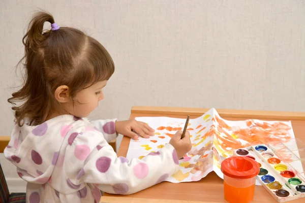 The little girl draws water color paints — Stock Photo, Image