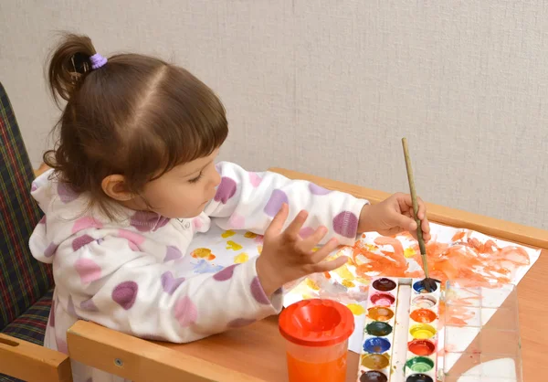 The little girl lefthander draws water color paints — Stock Photo, Image